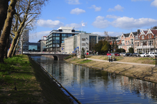 900141 Gezicht op het opnieuw aangelegde gedeelte van de Stadsbuitengracht te Utrecht, met links de Marga Klompébrug en ...